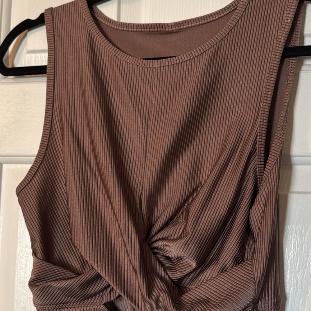 Cropped athletic shirt